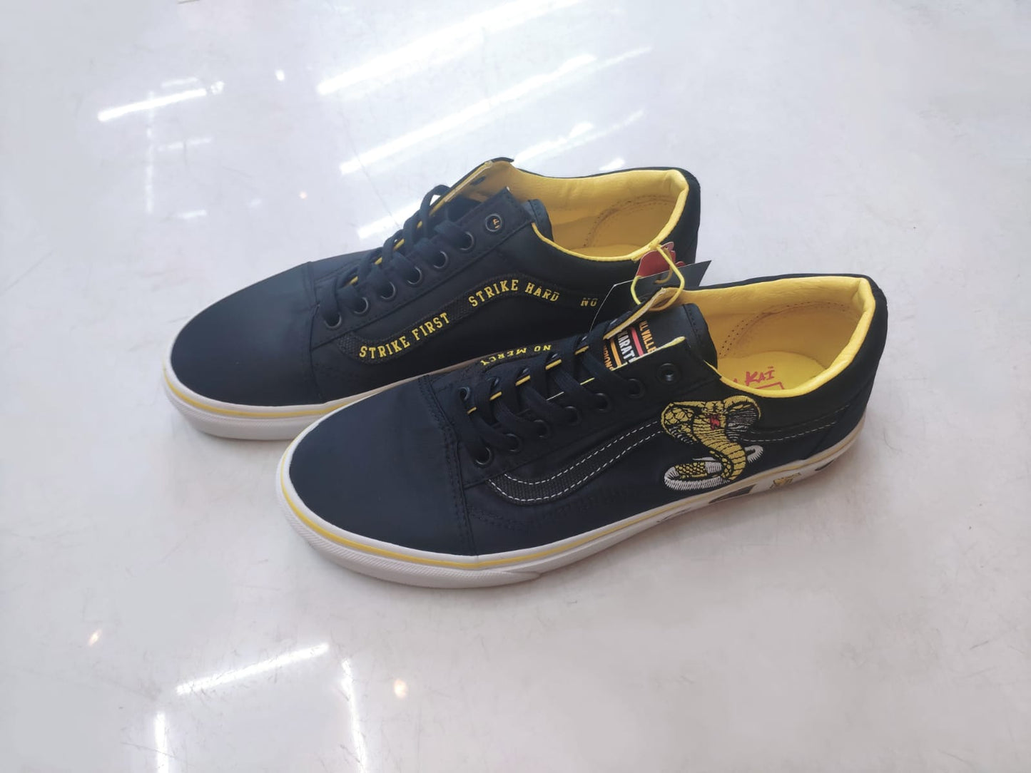 Tênis Vans Old Skool Cobra Kai Black Yellow White / Preto 42BR