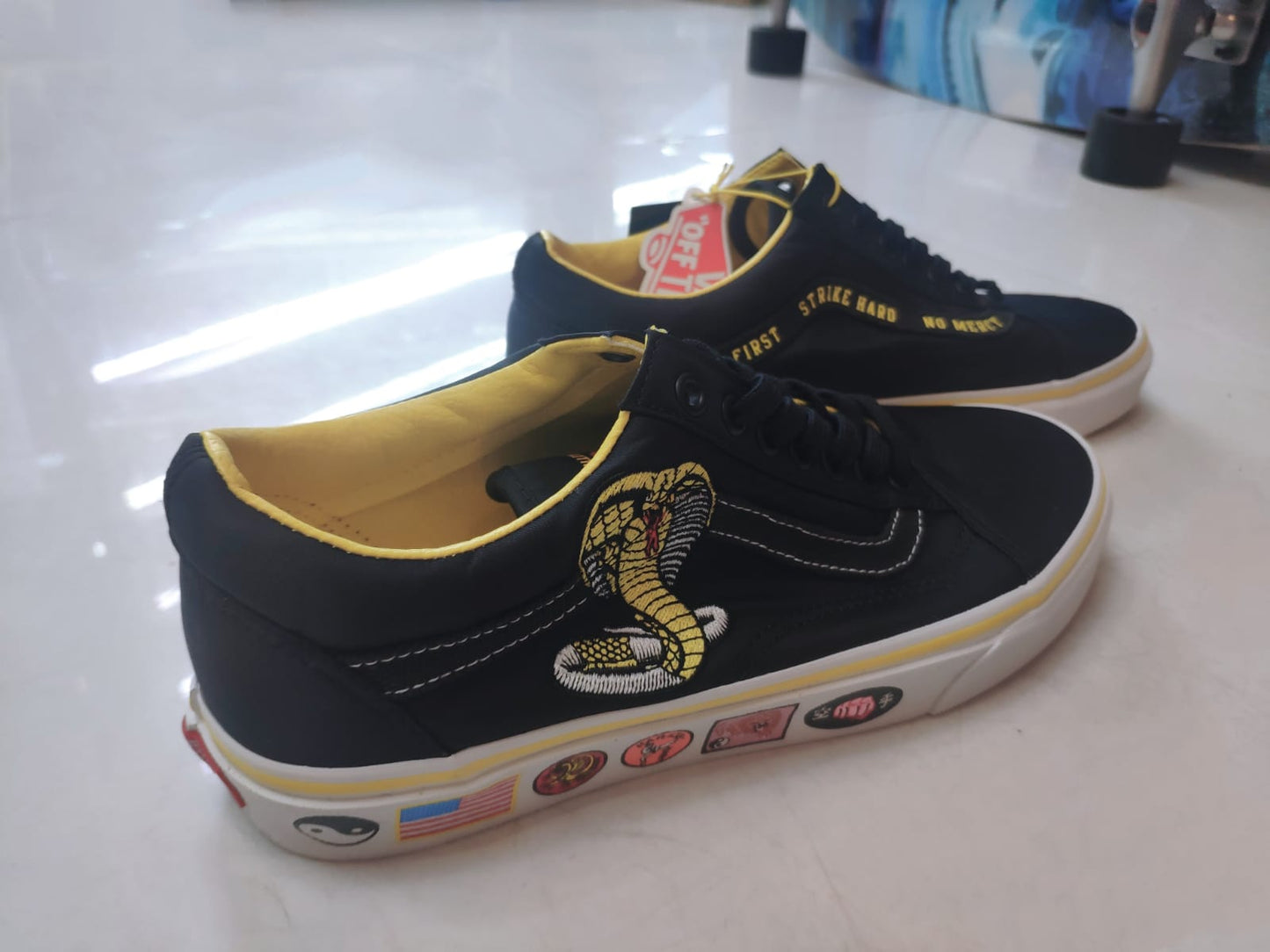 Tênis Vans Old Skool Cobra Kai Black Yellow White / Preto 42BR