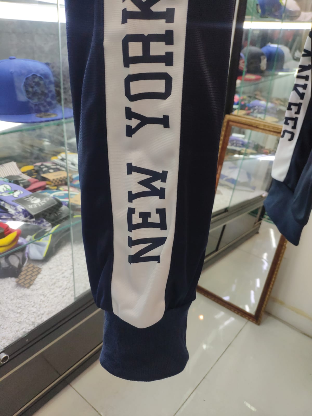 Calça New Era Genuine Merchandise Core College NY Neyyan Marinho