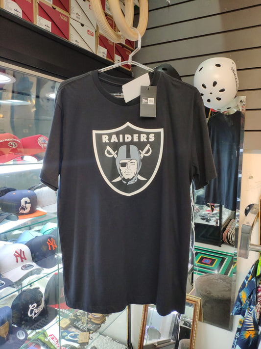Camiseta New Era Basic Tim E Lasrai / Preto Raiders